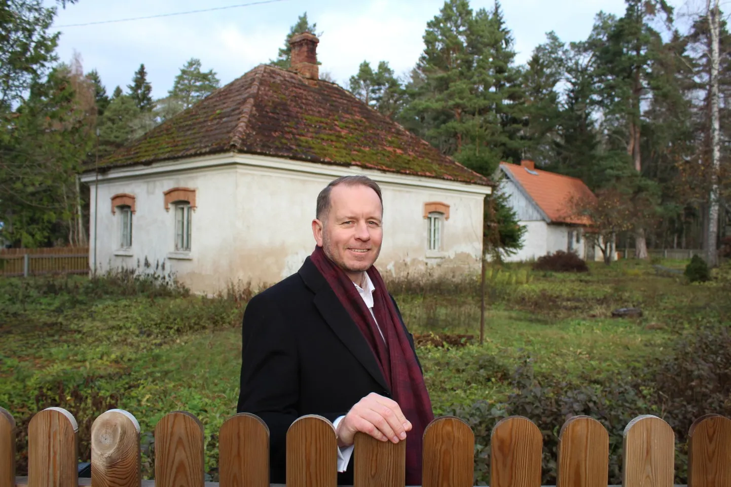Heigo Vare Vihula sepa elumaja ees. Majake sellest paremal on endine sepikoda.