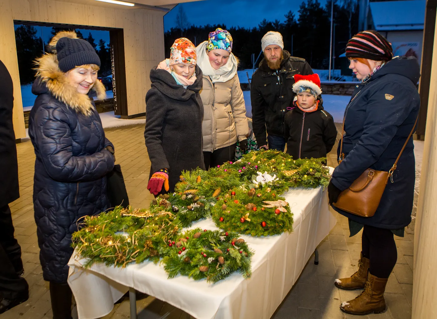 JÕULUPÄRJAD LIIVAL: Huvilised said hiljaaegu ettevõtlusega alustanud osaühingu Neolill floristi Marju Rannala-Soobi (vasakult teine) loominguga tutvuda Liiva keskuse avamisel. Pärgasid uudistavad (vasakult) Aili Õige, Margit ja Petrik Saar ning nende lapsed Emil Franclin ja Moonika Janet.
