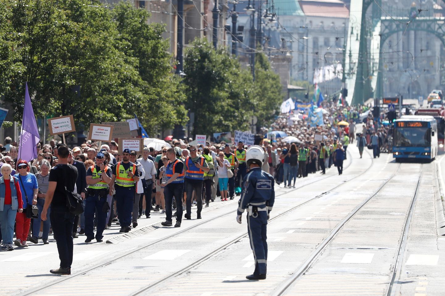 Inimesed protestimas Budapestis seaduse vastu, mis allutas teaduste akadeemiasse koondunud uurimisasutused valitsusele.