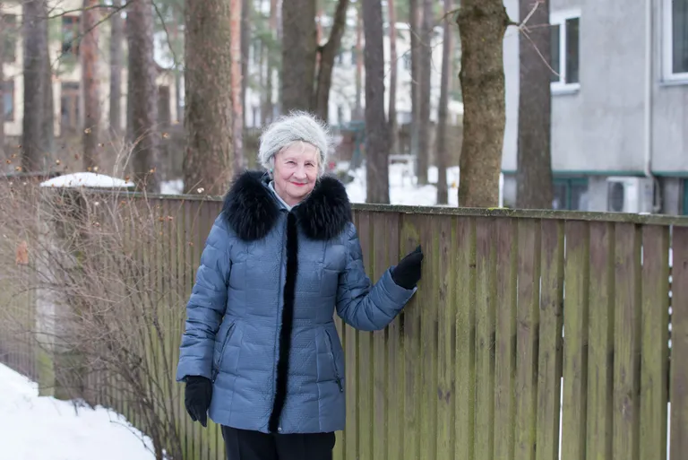 Ira Lember oma Nõmme kodu väravas.