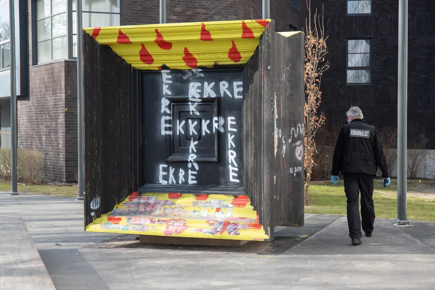 Tallinnas soditi reede öösel kunstiakadeemia juures asuvale kujule haakrist, mis moodustus sõnadest «EKRE».