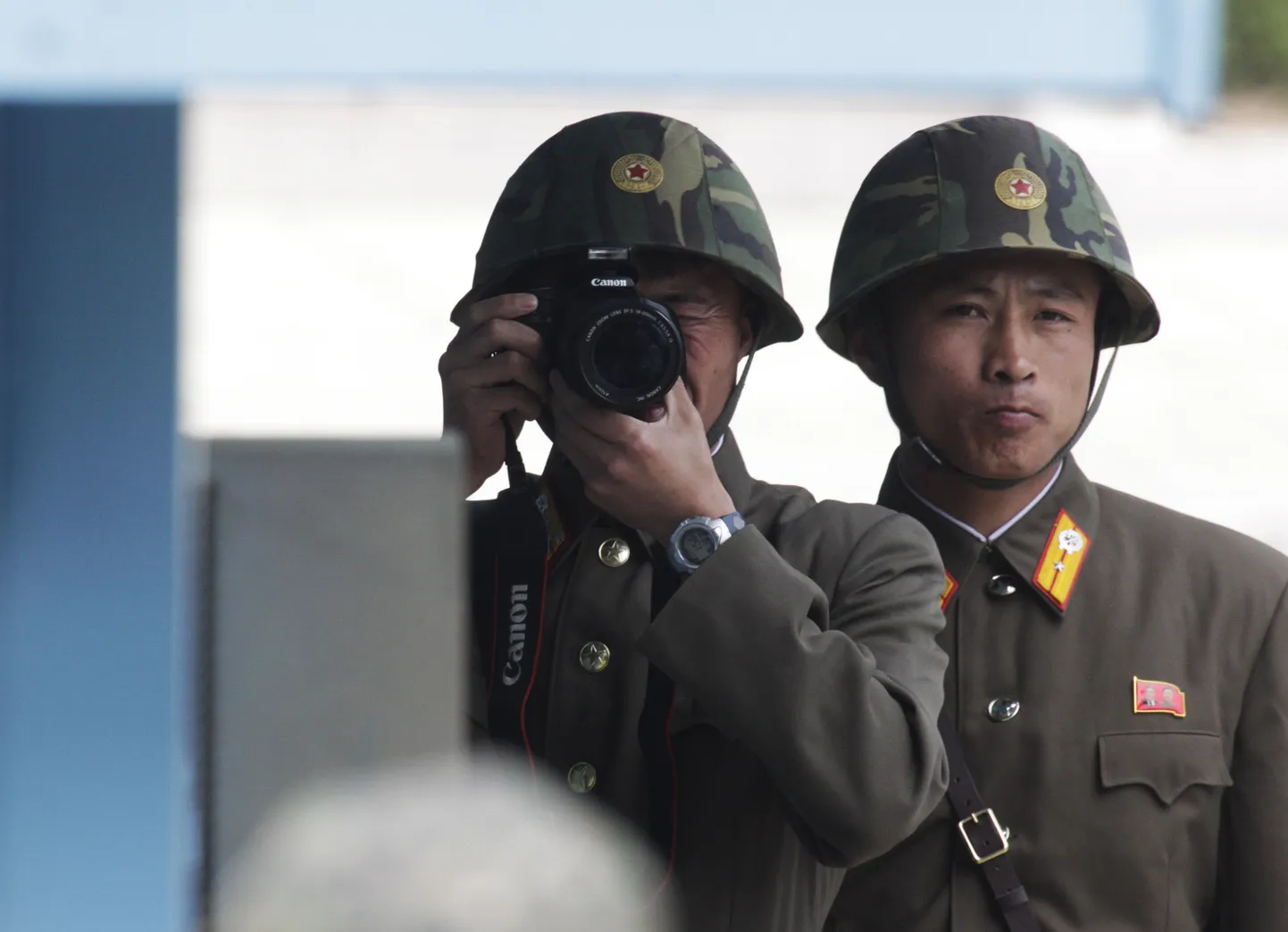 Северокорейские солдаты наблюдают за южным соседом