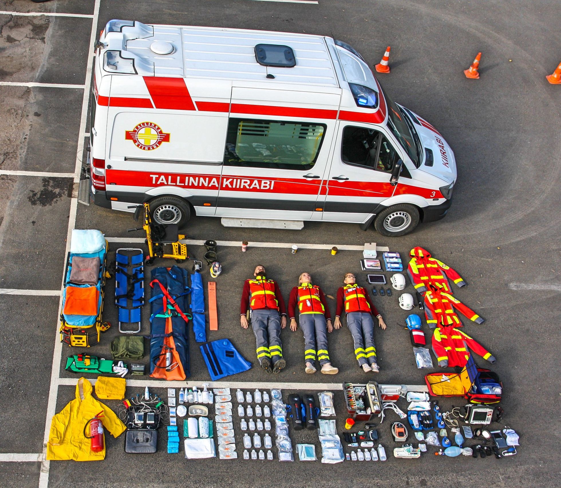 Tallinna kiirabi näitab, mida võib leida kiirabiautodest.