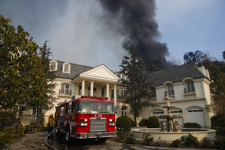 Californias Los Angelese lähedal lõõmab maastikupõleng, mis nüüd ohustab kuulsate ja rikaste kodusid. Bel Airi villa
