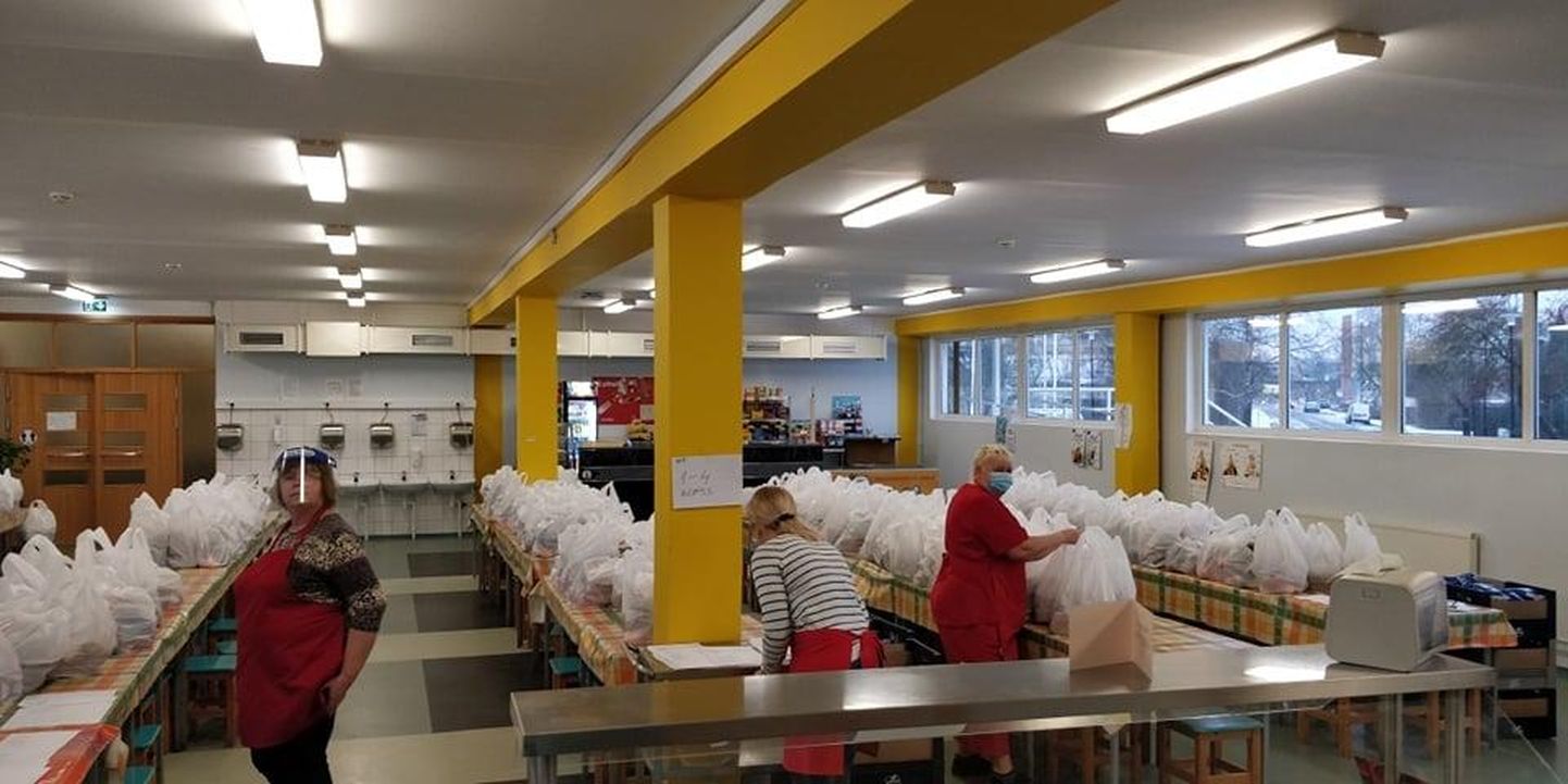 Maakonna suurimas koolis Rakvere reaalgümnaasiumis jagati distantsõppel olevatele koolilastele kilekotid, mis täis toidukraami.