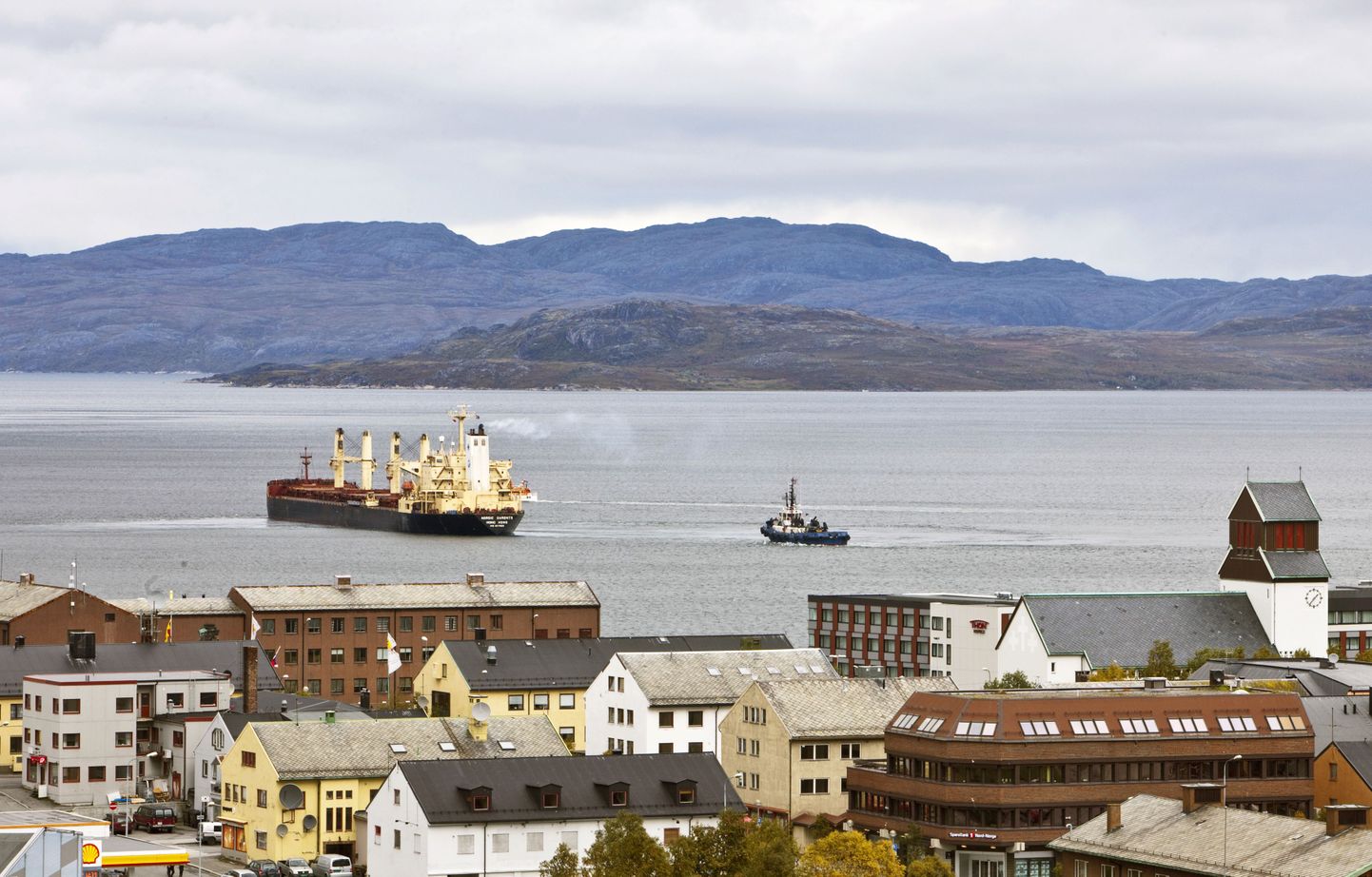 Kirkenesi sadam. Puksiir saadab üle Põhja-Jäämere Hiinasse suunduvat maagilaeva.