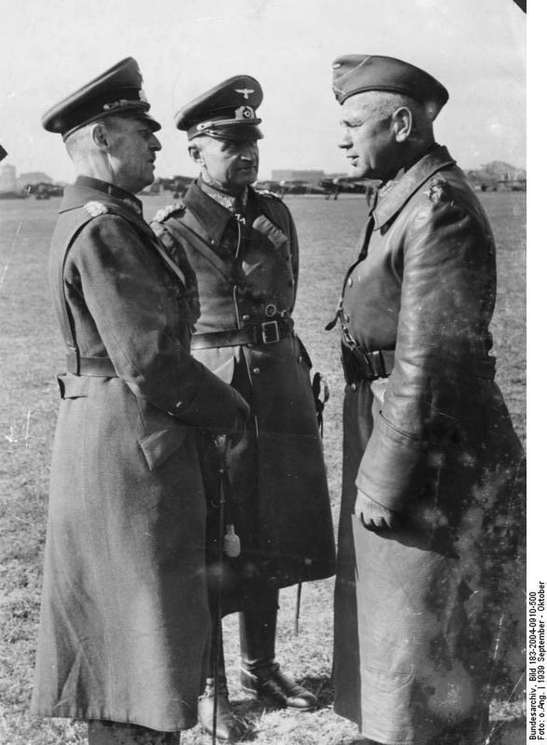 Справа — фельдмаршал фон Рейхенау. Варшава, 1939 год