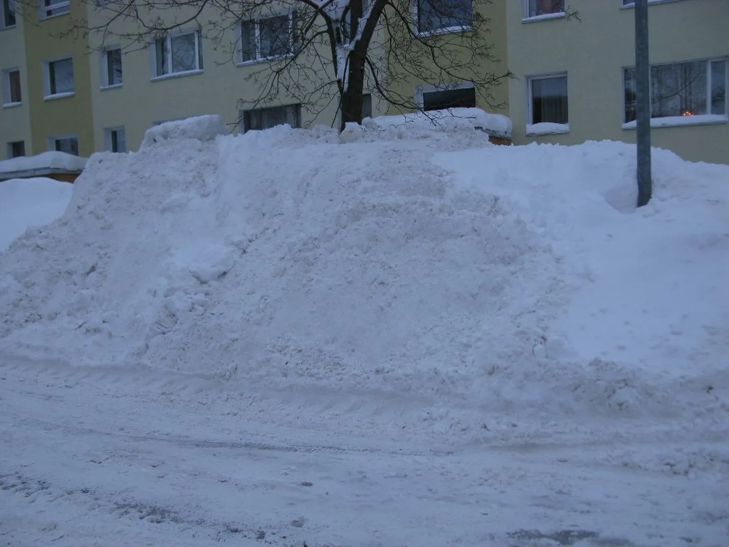 Frontaallaaduriga eravaldusesse lükatud lumehunnik.