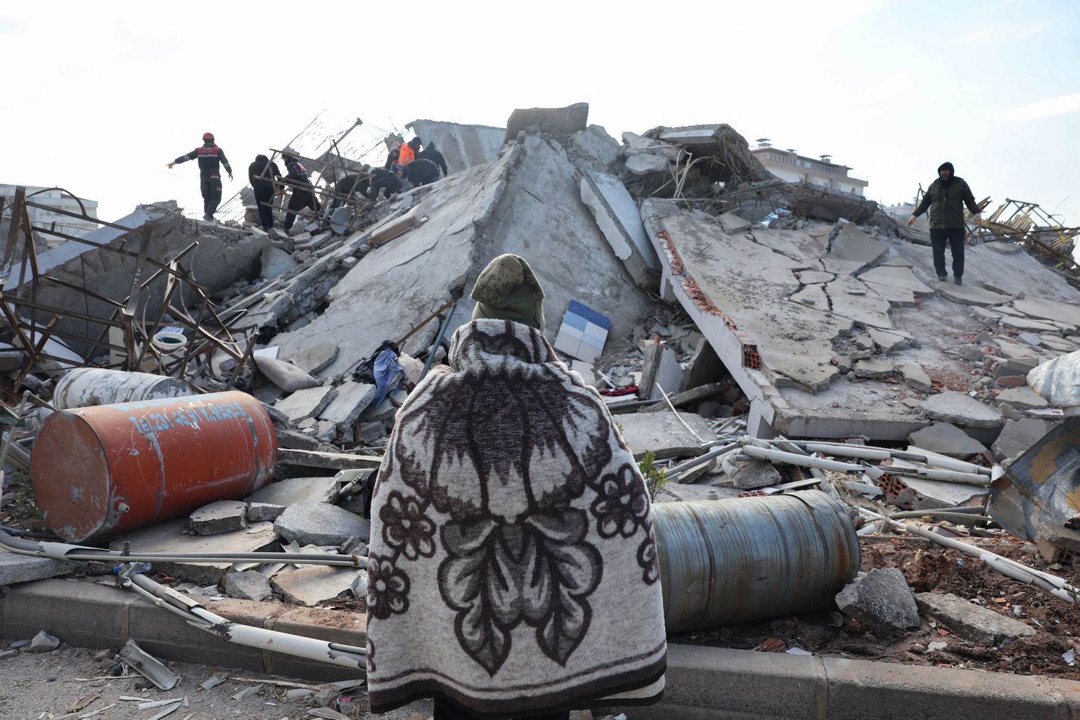 Päästetöötajad otsimas Türgis Gaziantepis 6. veebruari 2023 maavärinas kokku varisenud majast ellujäänuid ja hukkunuid