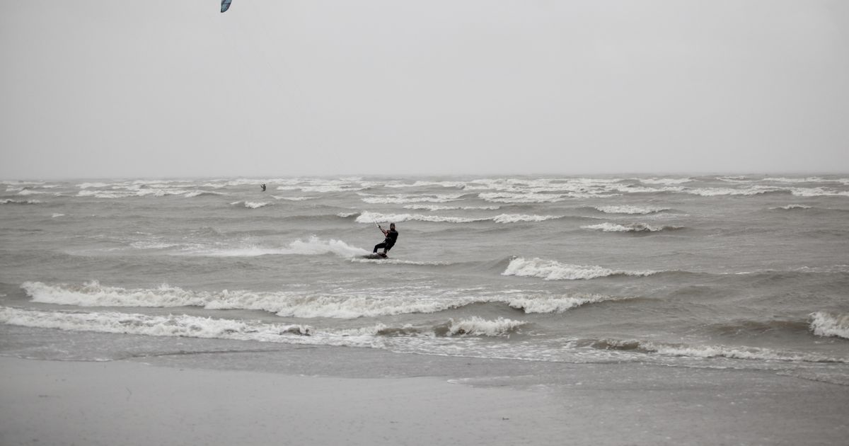 Galerii: Pärnu rannas naudivad surfarid tormituult