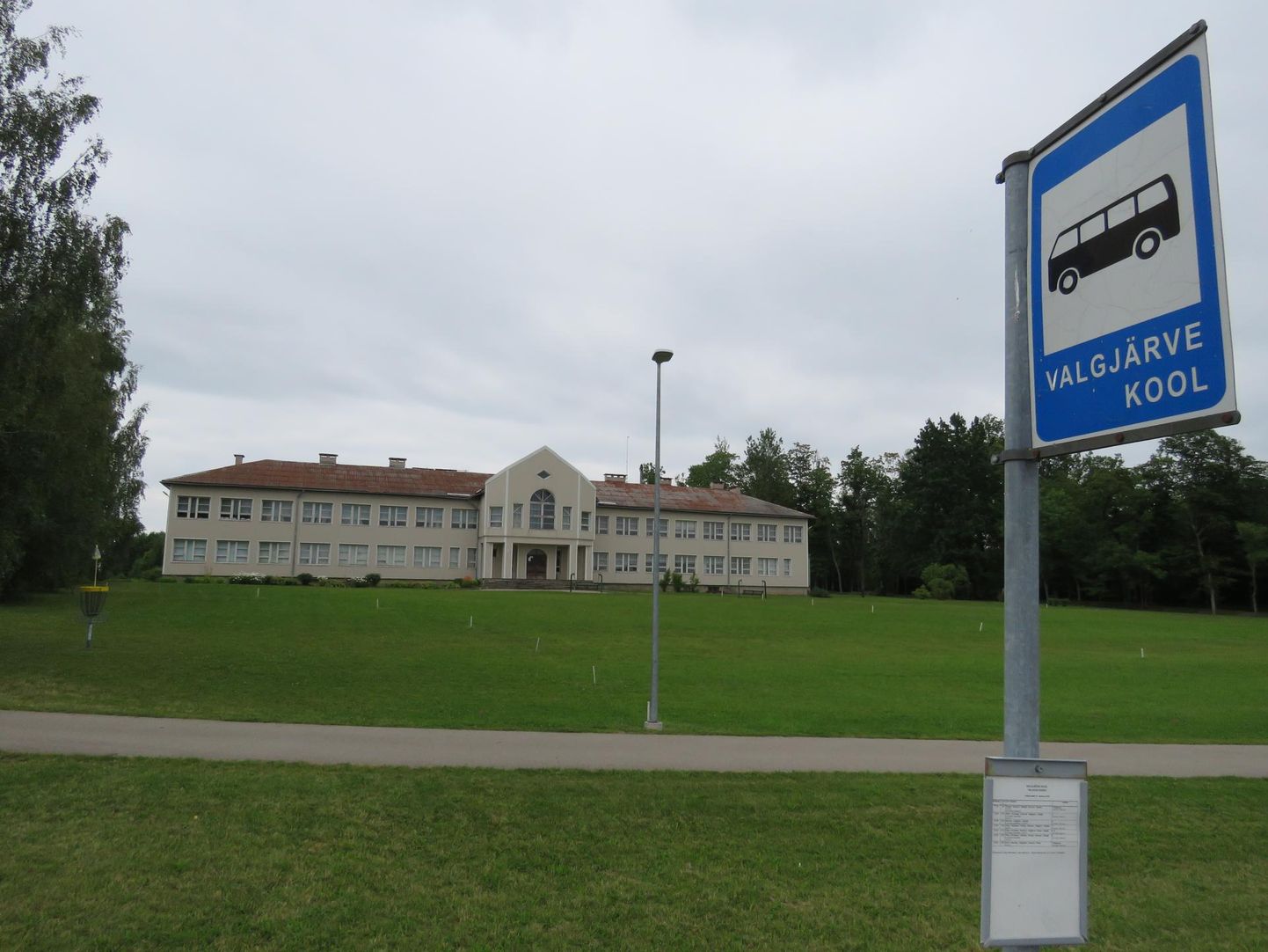 2011. aastal suletud Valgjärve koolimajast on tänaseks saanud külarahva oluline kooskäimiskoht. Hiljuti otsustas aga Kanepi volikogu müüa suure hoone, sealhulgas võimla.