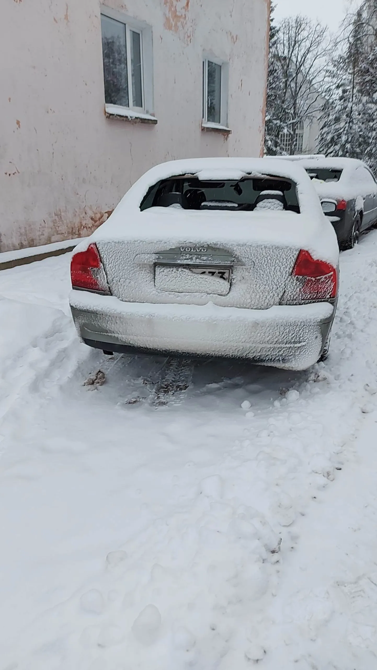 Lõhutud klaasidega autod Valgas Jaama tänaval.