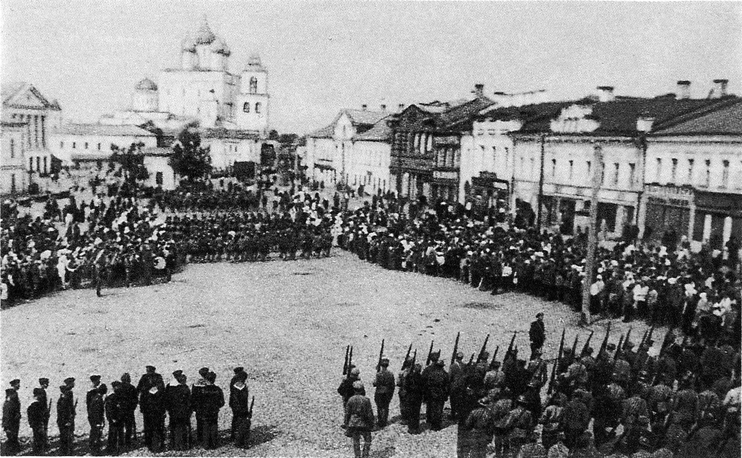 Eesti vägede paraad Pihkvas 28. mail 1919, kui Vabadussõjas (28.11.1918–2.2.1920) oli eestlased linna vallutanud. 