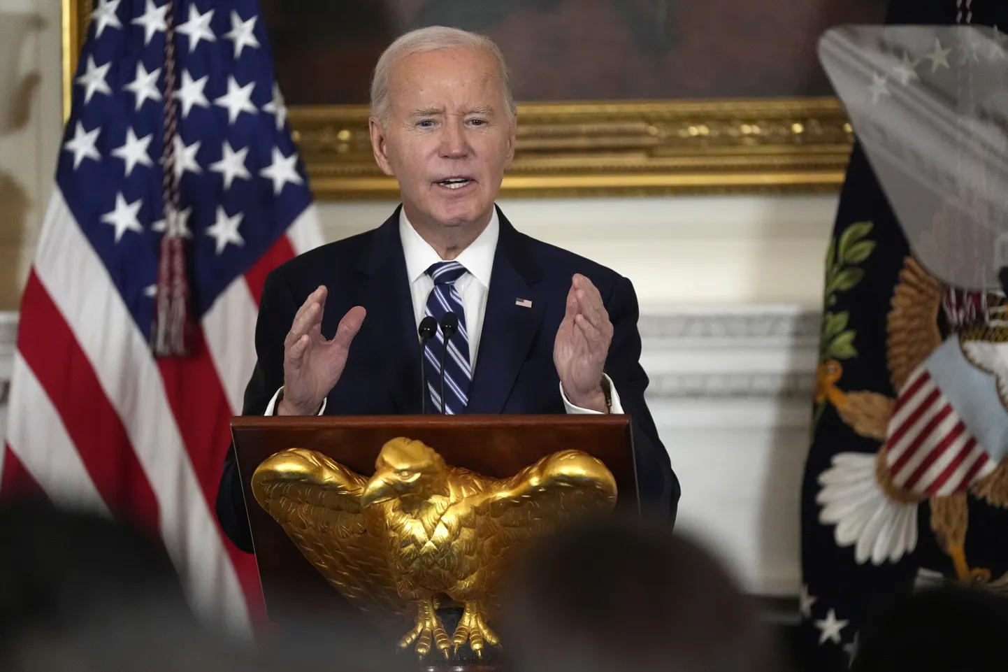 President Joe Biden kõnelemas uute demokraatide kongressiliikmete vastuvõtul Valge Maja riiklikus söögisaalis pühapäeval, 5. jaanuaril 2025, Washingtonis.