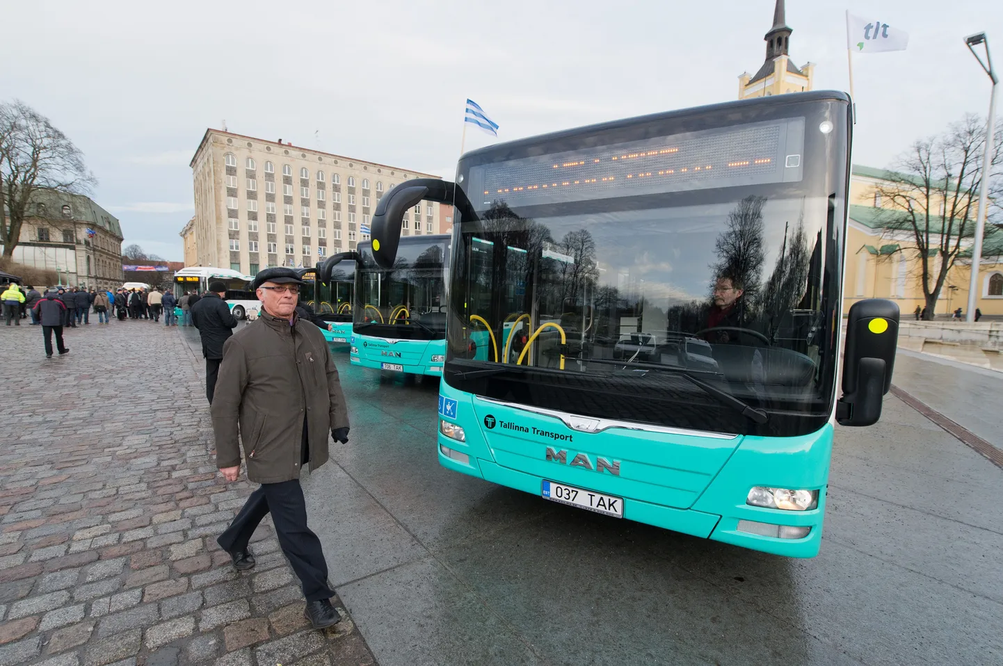 TLT esitles Vabaduse väljakul uusi busse.