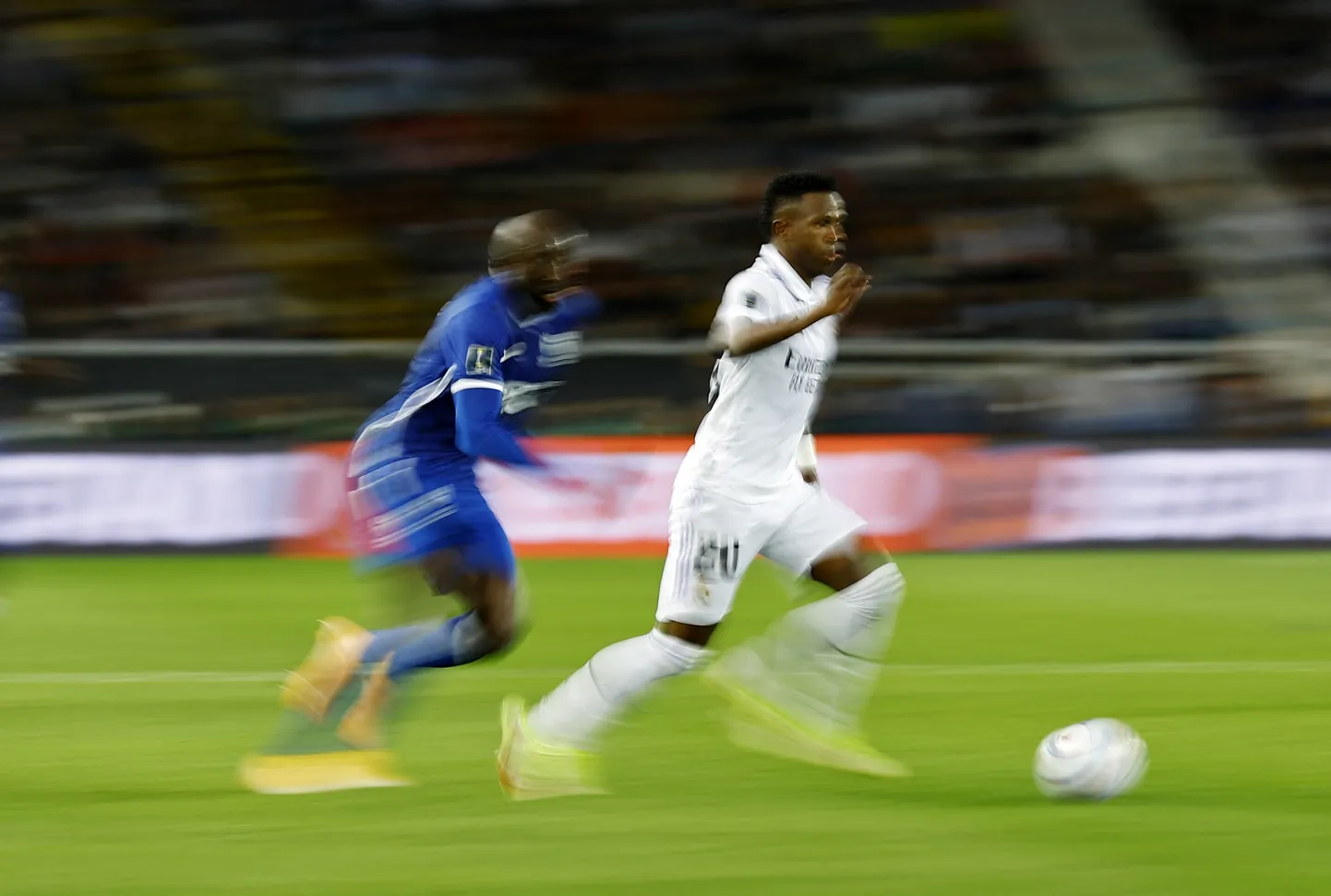 Reali jalgpallur Vinicius Junior (paremal) lõi finaalis kaks väravat, teda püüab taga ajada Al-Hilali mängija Moussa Marega.