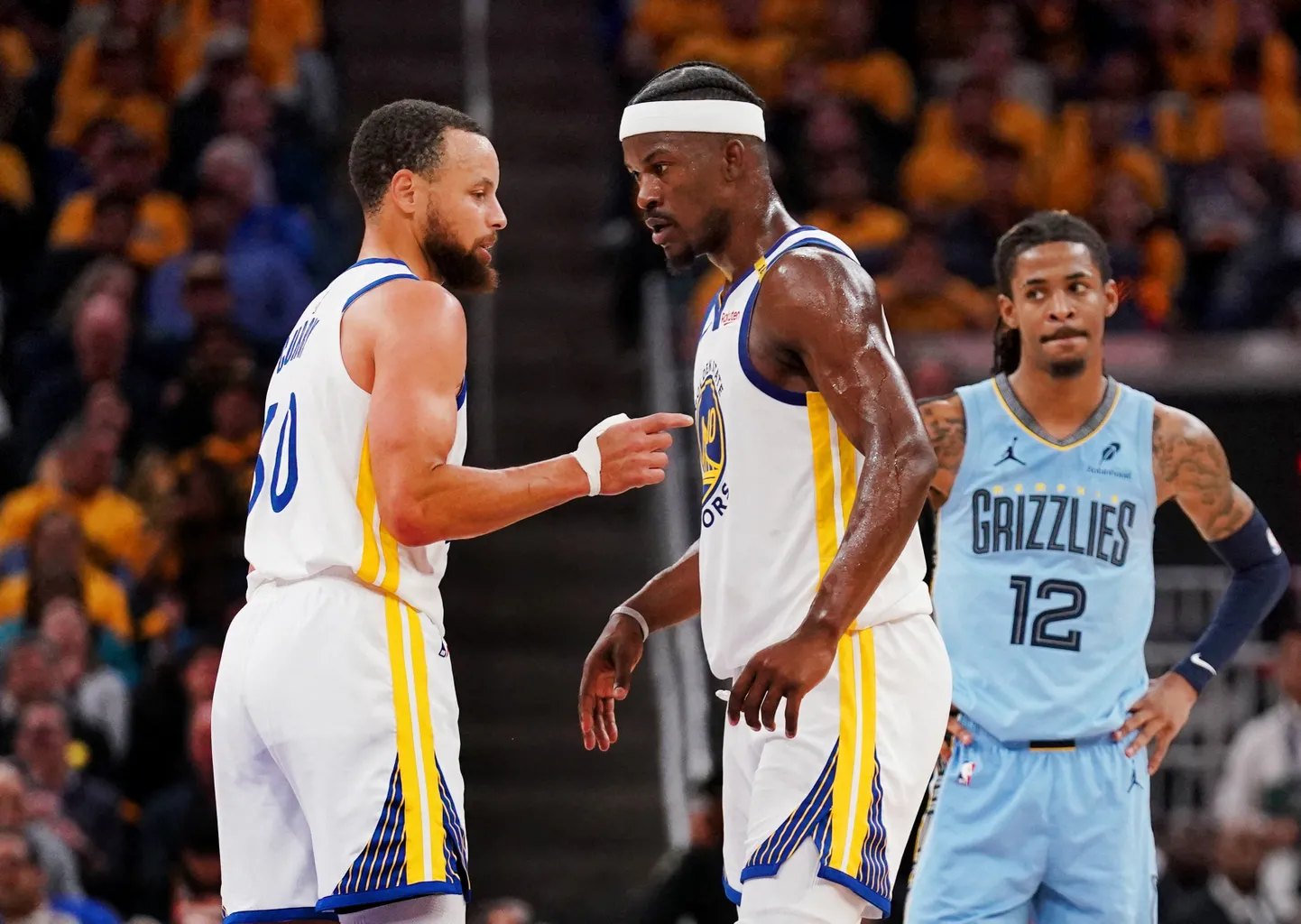 Stephen Curry ja Jimmy Butler (valges) vedasid Warriorsi võiduni, Ja Moranti (taustal) ja Grizzliese selg on vastu seina.