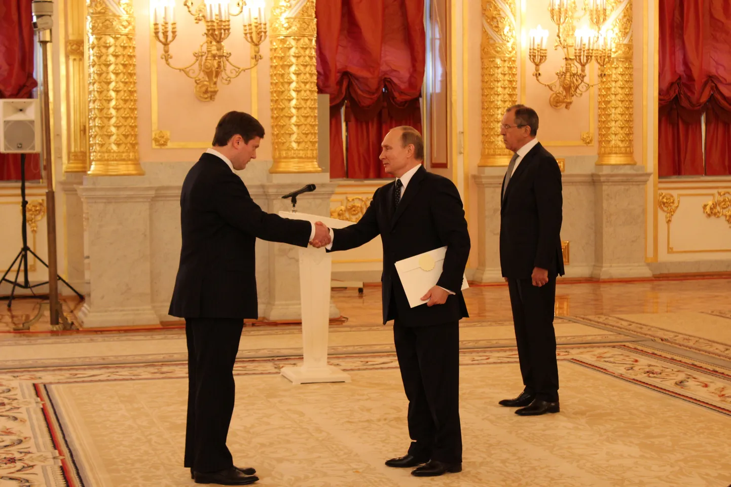 Eesti uus suursaadik Venemaal Arti Hilpus andis president Vladimir Putinile üle oma volikirja.