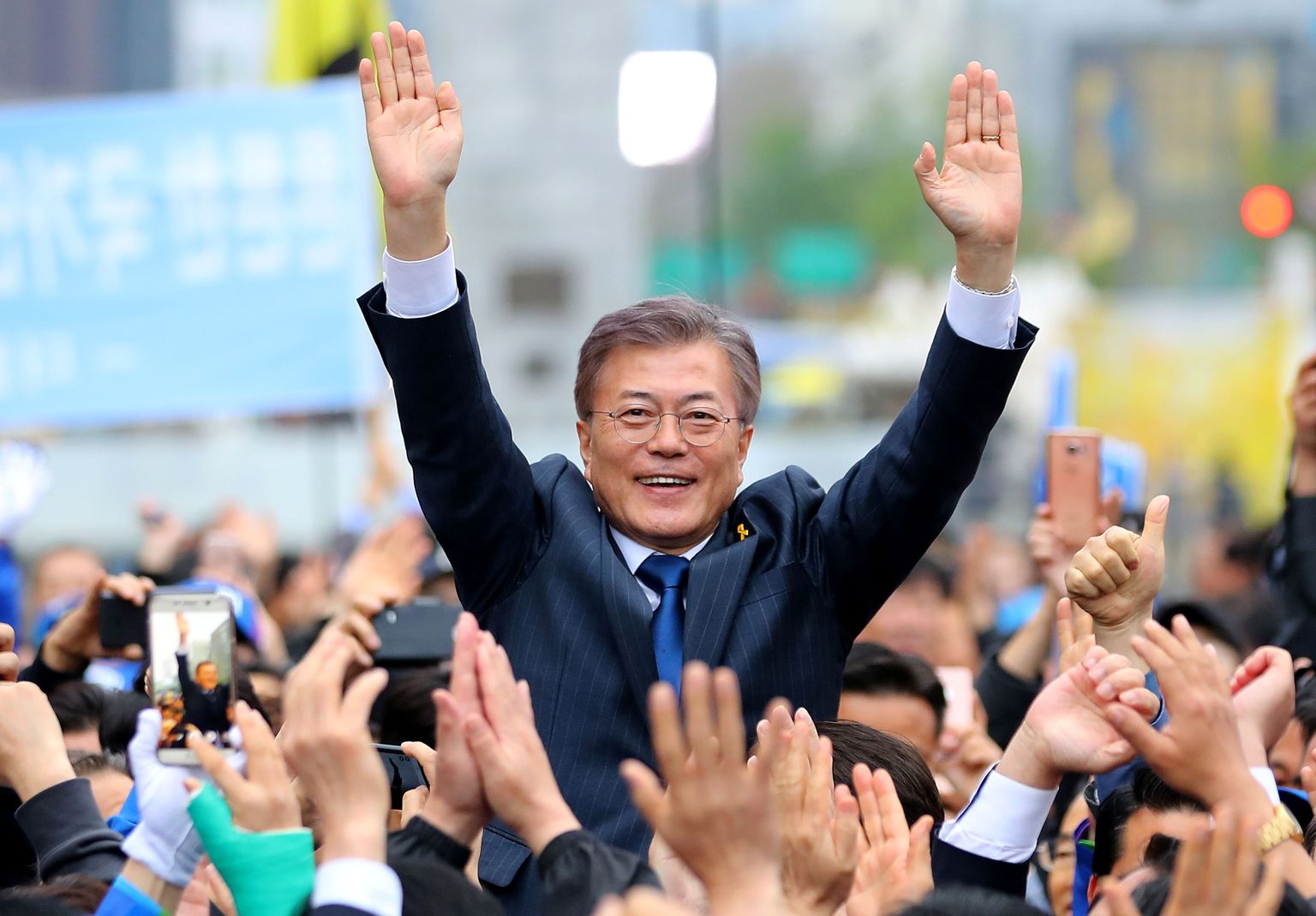 Lõuna-Korea president Moon Jae-in toetajate keskel.