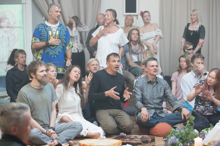 Urmas Sõõrumaa «Bagua» sisseõnnistamine. Hedi istub Sõõrumaa paremal käel.