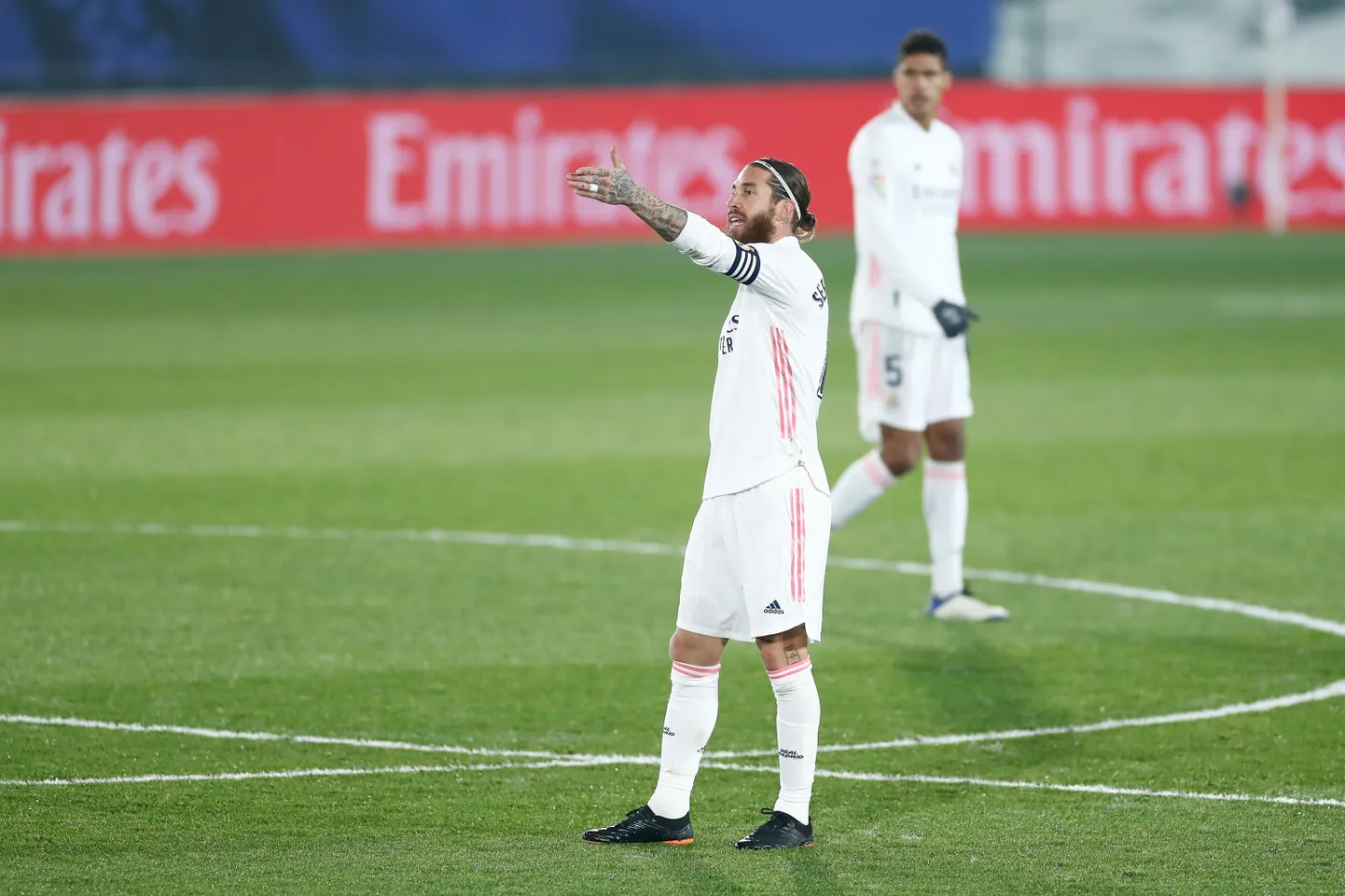 Sergio Ramos (fookuses) on Madridi Realis aastaid platsi peal kaptenina vägesid juhatanud, kuid suvel võib ta klubist lahkuda.