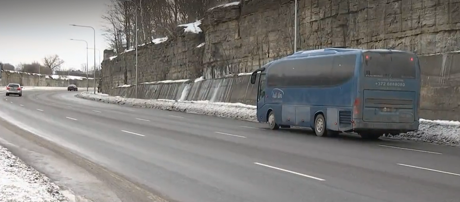 Rajalt maha võetud Tallinna–Rakvere liinibuss.