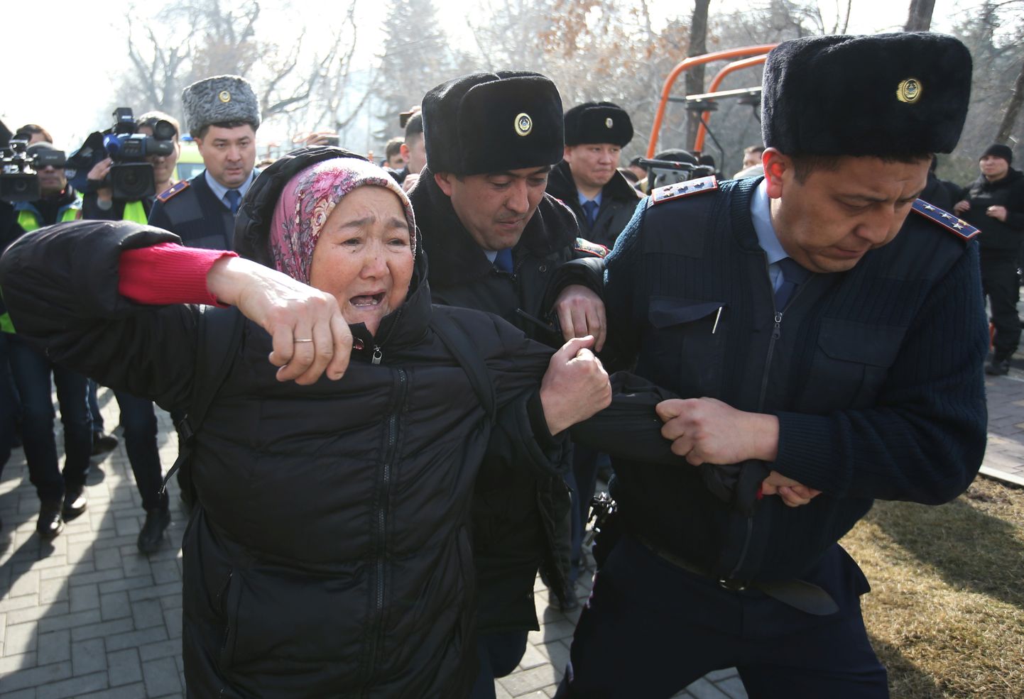 Kasahstani politsei peab Almatõs kinni meeleavaldajat 22. veebruar 2020.