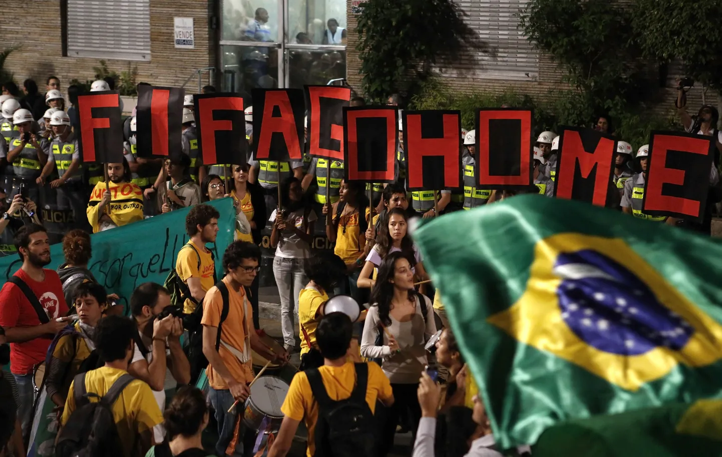 Brasiilias on paljud kohalikud MMi korraldamise vastu, kuna see on muutunud nende riigi jaoks liiga kulukaks.
