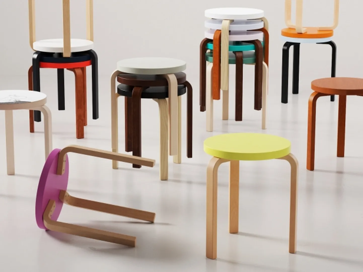Табуретки, похожие на Stool 60  Алвара Аалто, во всем многообразии.