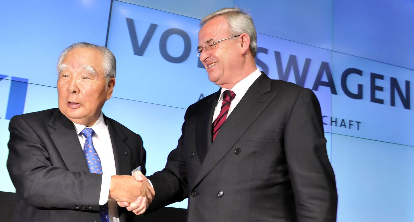 Suzuki Motori juhatuse esimees Osamu Suzuk ( vasakul)Volkswageni juhi  Martin Winterkorniga täna Tokyos kätt surumas.