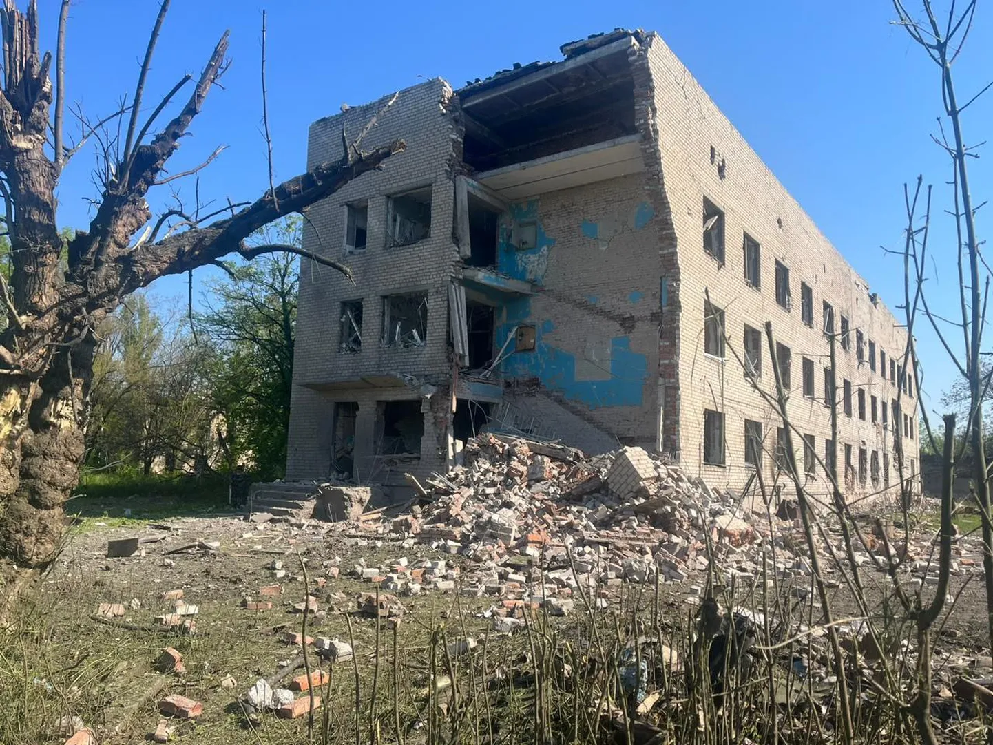 Пострадавшее здание больницы