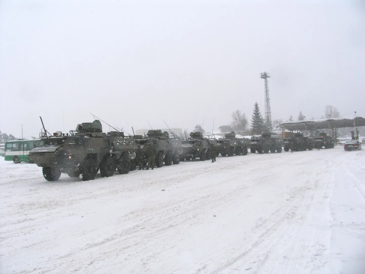Военная техника в автобусном объединении.
