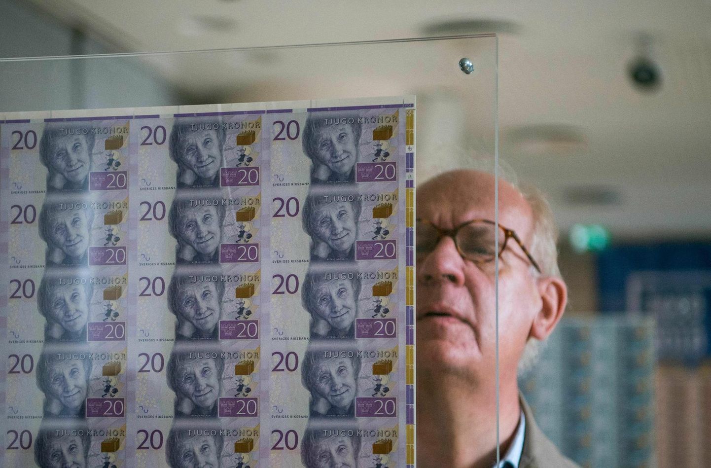 2018. aasta 22. septembril sai Rootsi keskpank 350-aastaseks. Sel puhul oli Riksbankis avatud uste päev. Fotol uurib külastaja Rootsi 20-krooniseid rahatähti.