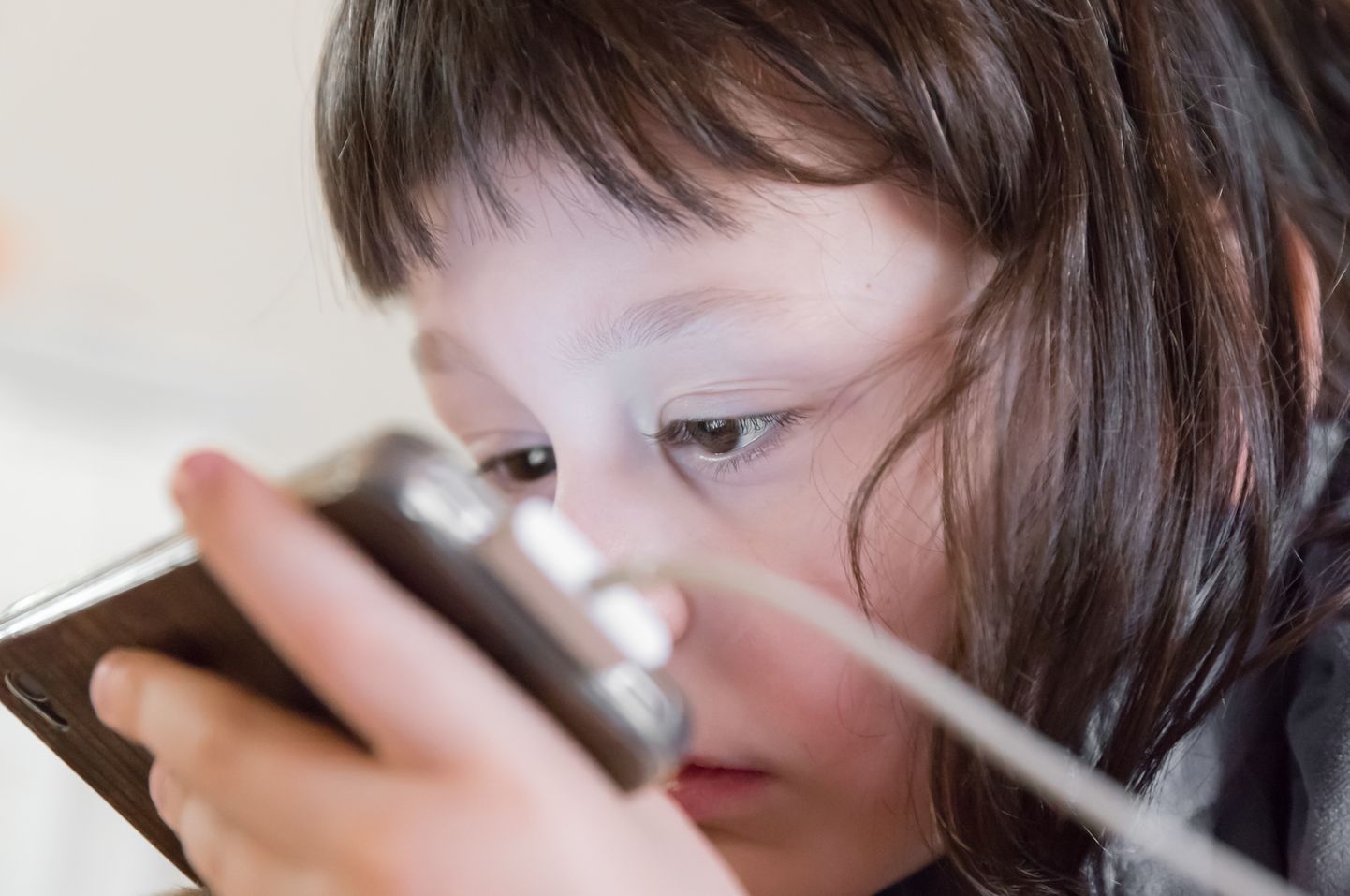 Nägemise defitsiidile võib viidata see, kui laps tahab toimetada nina vastu paberit või telefoni,
