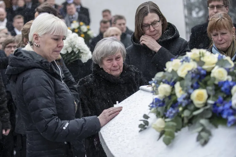 Matti Nykäneni matus 2. märtsil 2019 Jyväskyläs. Esiplaanil Nykäneni lesk Pia Nykänen, ema Vieno Nykänen ja õde Tuija Nykänen