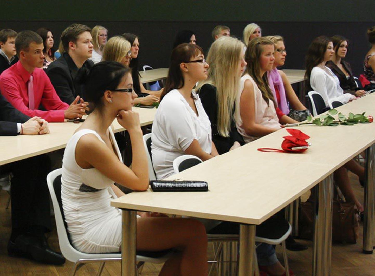 Viljandi maakonna parimad lõpetajad kuulavad viimases «klassijuhatajatunnis» Helir-Valdor Seedri filosoofilist kõnet.