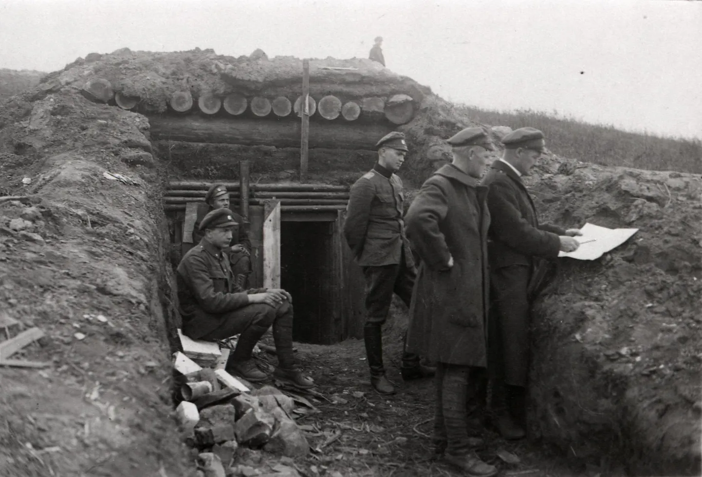 Kalevlaste Maleva rooduülema blindaaž Vabadussõja ajal Petserimaal Holohhalnja mäel 1919. a kevadel. Paremal maleva pealik kapten Leopold Tõnson.