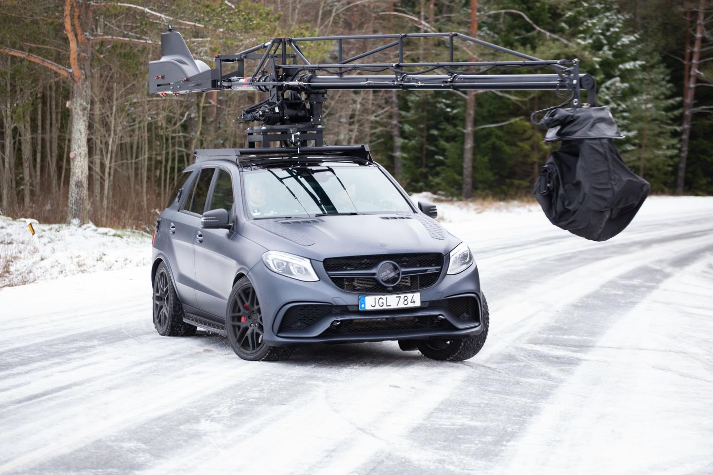 Varemgi on samal teel tehtud autoreklaame: Rootsist toodud Mercedese filmiauto Kadrina–Viitna teel.
