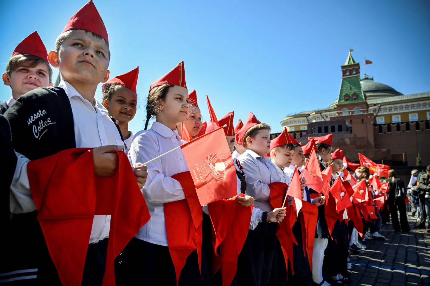 Vene noorteühenduse lapsed Punasel väljakul.