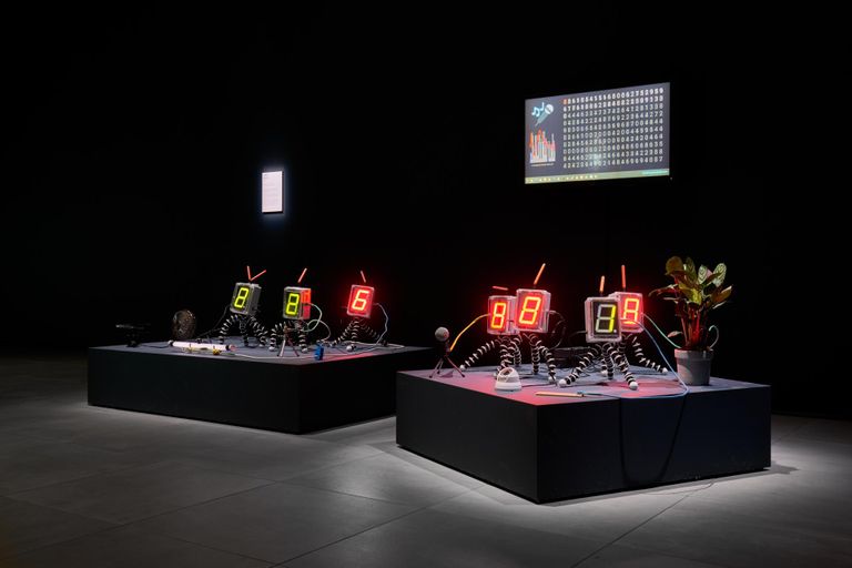 Kunstnik James Bridle’i teos «Patuseisund» on kollektiiv lihtsalt ­toimivaid roboteid.