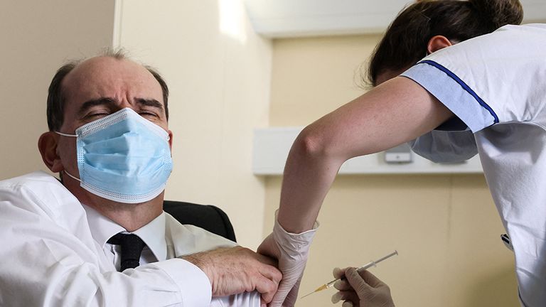 Когда во Франции вновь решили использовать AZ, премьер Жан Кастекс сделал прививку в прямом эфире, чтобы восстановить доверие французов к вакцине