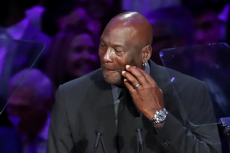 Endine NBA korvpallur, üks oma ala suurimaid, Michael Jordan ei suutnud esmaspäevasel mälestustsereomoonial pisaraid tagasi hoida.
