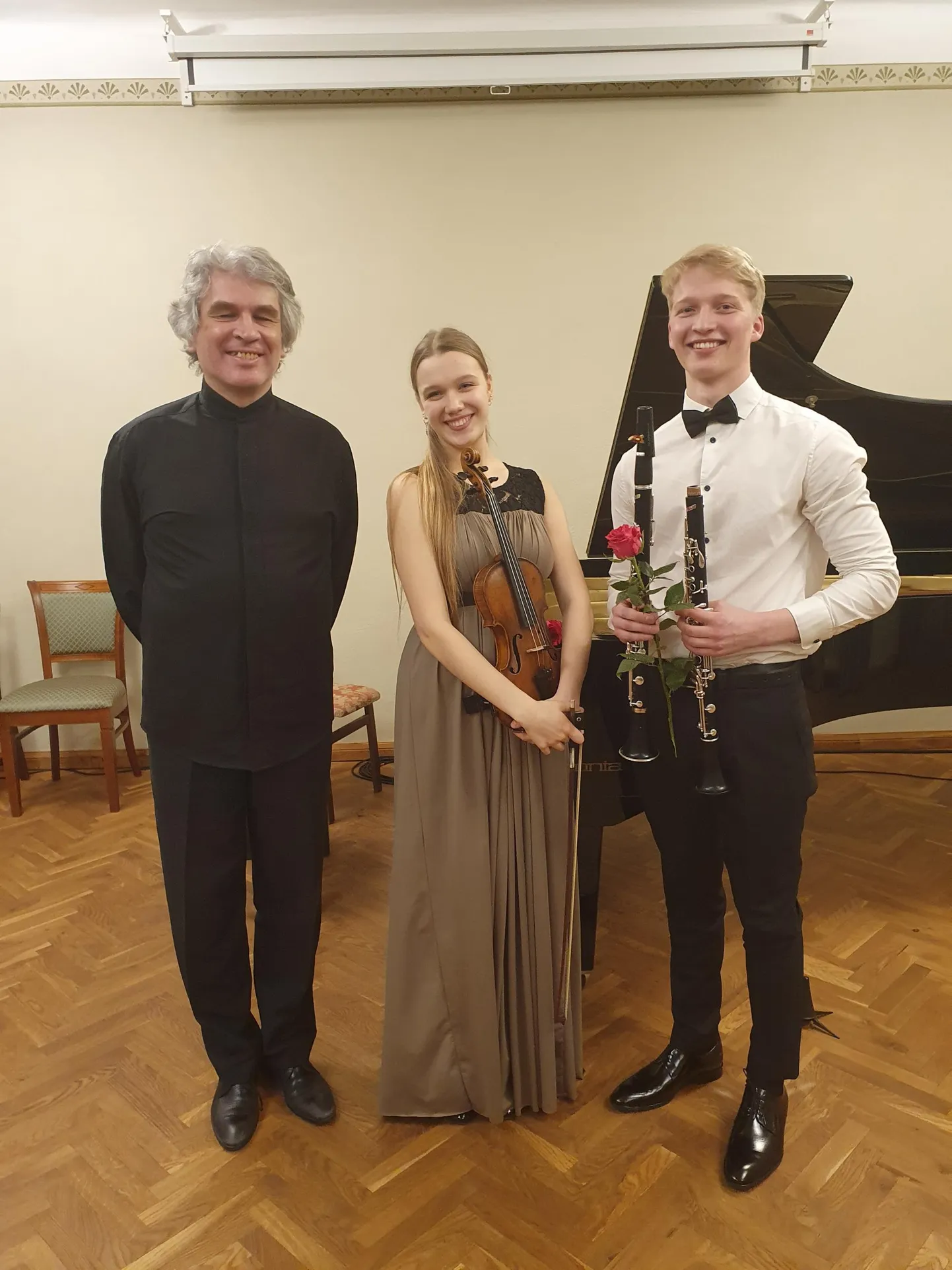 Räpina kontserdil esinesid klarnetist Aksel Vürst (paremalt), viiuldaja Elza Silina ja pianist Tanel Joamets.