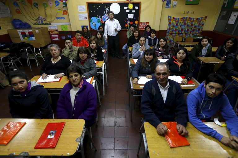 Õpetaja Guillermo Valenzuela oma esimese klassi õpilaste keskel. Laura Vicuna on täiskasvanutele mõeldud õhtukool ühes populaarses piirkonnas Santiagos, Tšiilis.
Foto: REUTERS/Ivan Alvarado