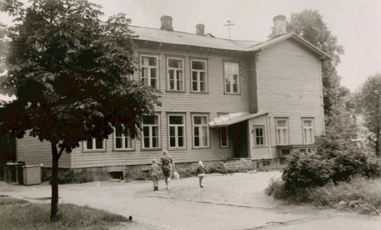 Бывшее здание школы на улице Kaasani (Казанская), где училась поэтесса Мари Ундер (снесено для строительства отеля «Олимпия»). На фото лето 1974 года. 
