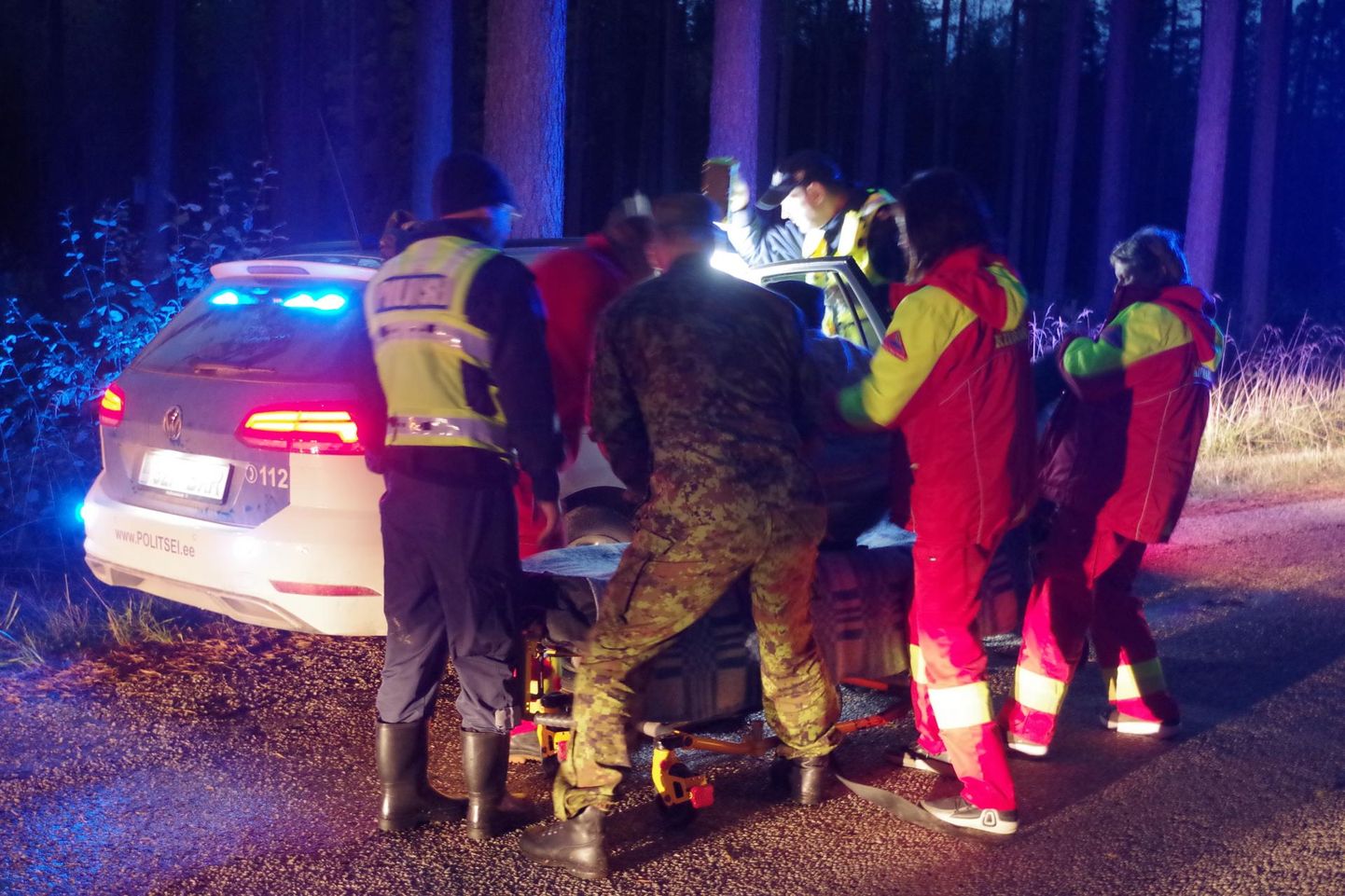 Politseiautosse sooja tõstetud Aldo tõsteti kiirabi kanderaamile ja sõidutati Lõuna-Eesti haiglasse. 2 × Arved Breidaks