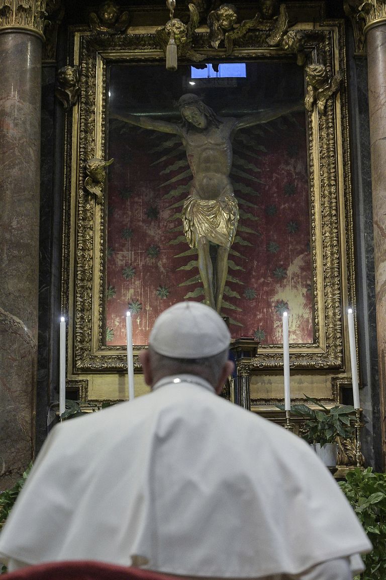 Paavst Franciscus palvetamas Rooma San Marcello al Corso kirikus, kus on krutsifiks, mida kasutati 1522. aasta katkuepideemia ajal missadel ja protsessioonidel.