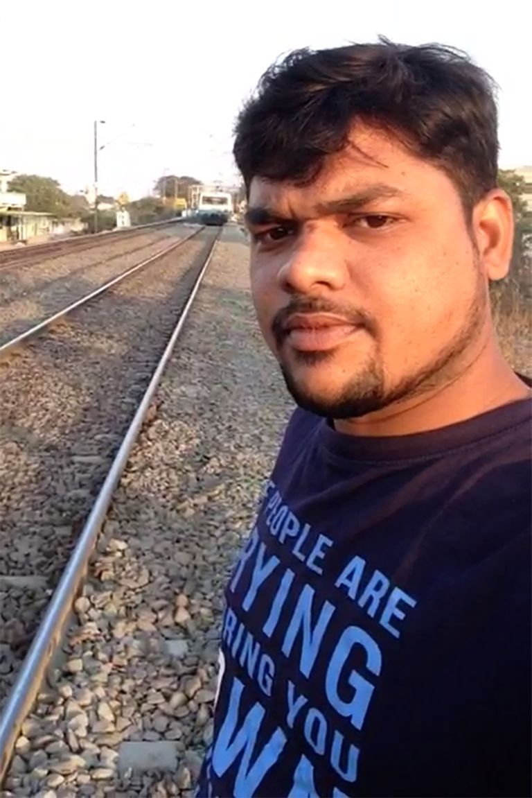 Shiva Kumar raudteel selfit tegemas