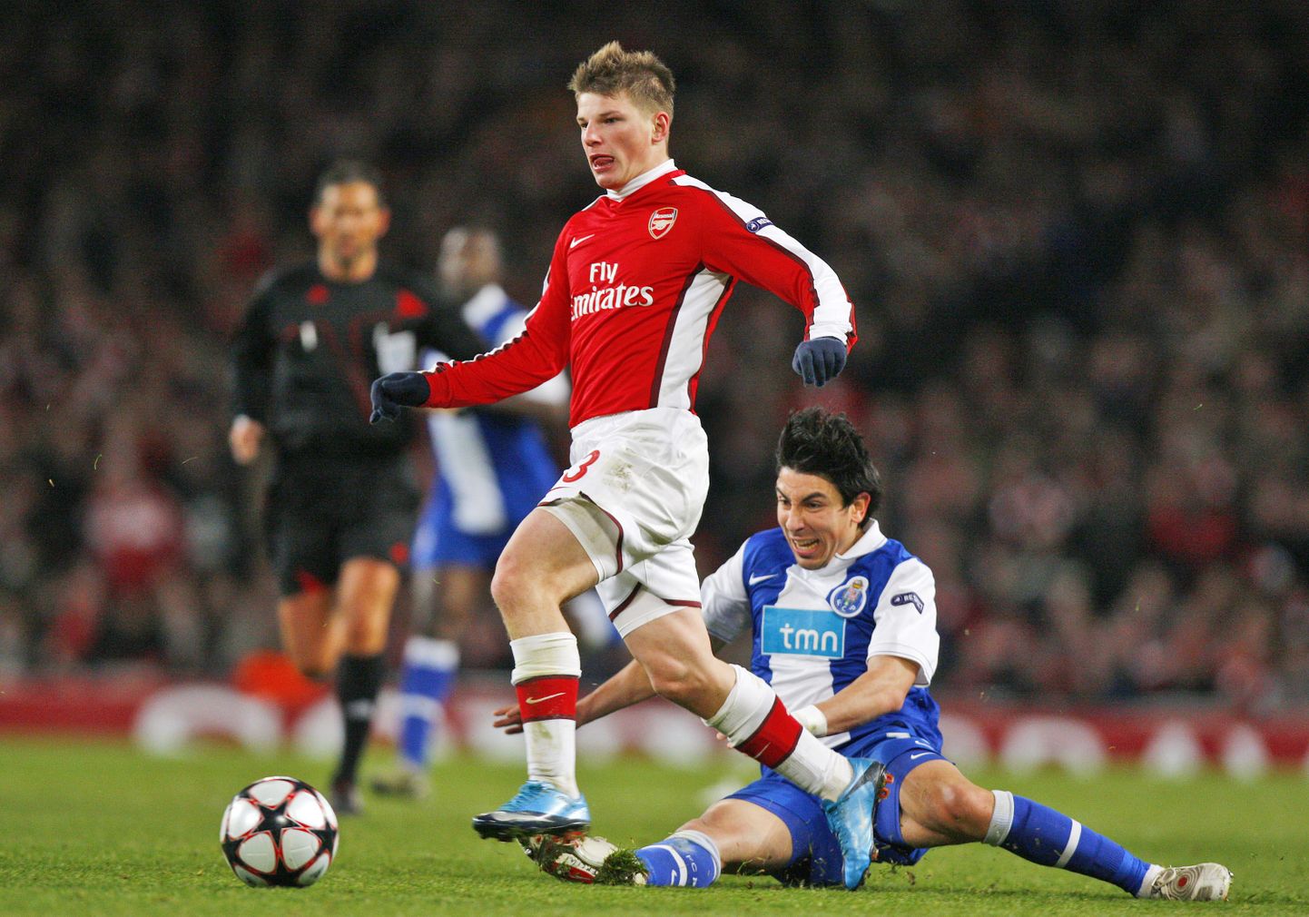 Андрей Аршавин (в красной форме) в одном из матчей "Арсенала".