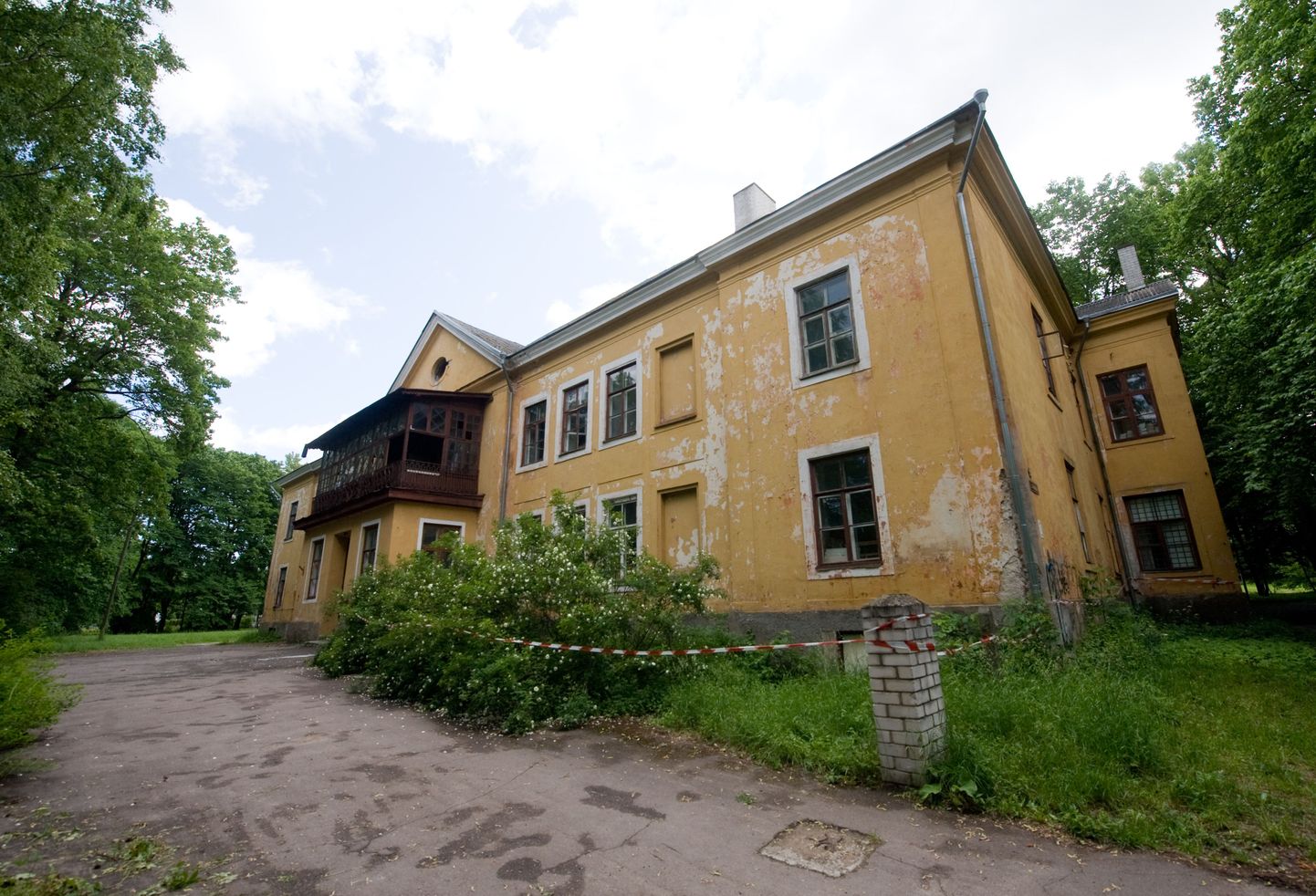 Vene muuseumile antud hoone Koidula tänaval on tühi ja lagastatud. Maja uksed ja aknad suleti korralikult alles suve lõpul.